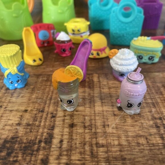 SHOPKINS SMOOTHIE TRUCK Play Set 2 Exclusive Shopkins Blender Stools PLUS More - Picture 3 of 12
